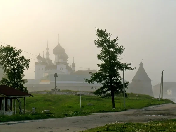 Solovetsky kloster i dimman — Stockfoto