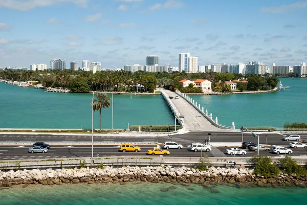 マイアミの高級住宅街パーム島とマイアミビーチのスカイラインへの入り口の橋の空中ビュー フロリダ州 — ストック写真