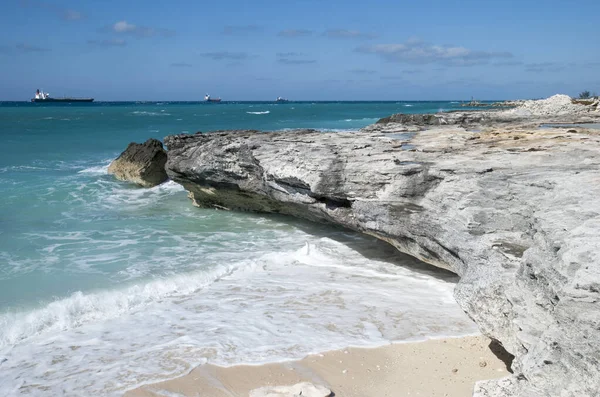 Het Kleine Strand Omringd Door Rotsachtige Geërodeerde Kustlijn Grand Bahama — Stockfoto