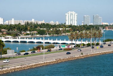 Arka planda MacArthur Causeway ve Miami Beach silueti (Florida).