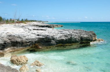 Büyük Bahama adasının kıyı şeridi ve turkuaz sularının manzarası ya da aşınması.