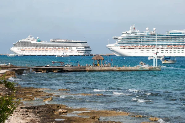 Vista Pequeno Cais Com Navios Cruzeiro Atracados Atrás Ilha Cozumel — Fotografia de Stock
