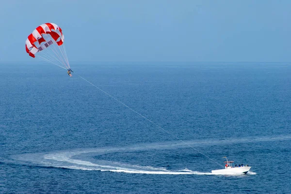 Моторная Лодка Тянет Красный Цветовой Парашют Парашютная Активность Вблизи Халф — стоковое фото