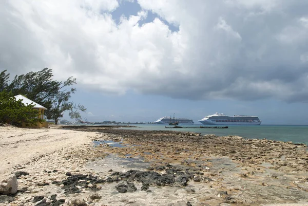 Widok Seven Mile Beach Wyspie Grand Cayman Dryfujących Statków Wycieczkowych — Zdjęcie stockowe