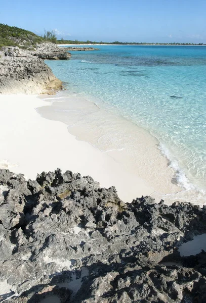 Tiny Beach Surrounded Rocky Coastline Uninhabited Half Moon Cay Island — Stock Photo, Image
