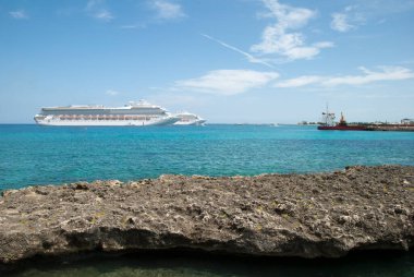 Büyük Cayman Adası 'ndaki (Cayman Adaları) George Town limanı yakınlarında sürüklenen yolcu gemilerinin görüntüsü).