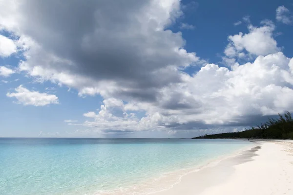 Vista Nuvole Scure Una Spiaggia Vuota Half Moon Cay Bahamas — Foto Stock