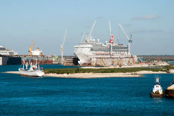 Het Cruiseschip Omringd Door Kranen Een Droogdok Freeport Grand Bahama — Stockfoto