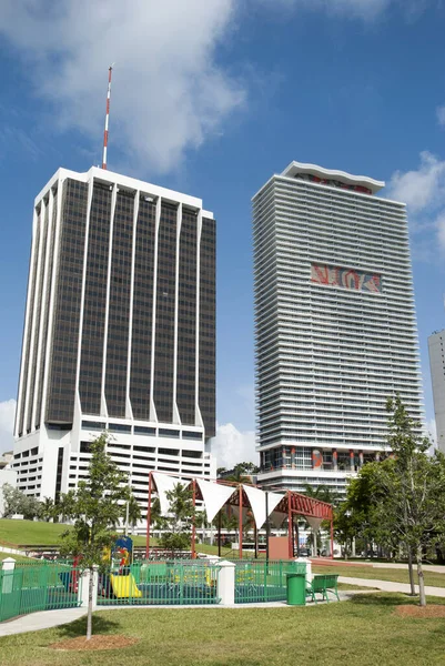 Utsikten Över Lekplats Park Och Miami Centrum Skyskrapor Bakgrund Florida — Stockfoto