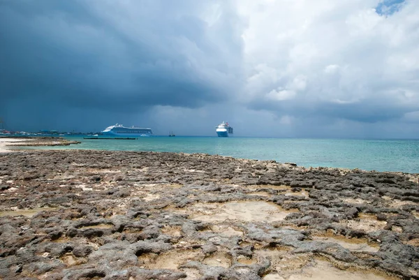 Het Uitzicht Rotsachtige Seven Mile Strand Regenachtige Wolken Cruiseschepen Buurt — Stockfoto