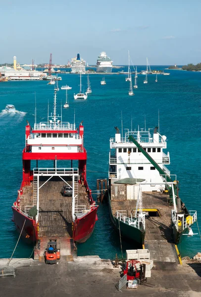 Flygfoto Lastfartyg Och Kryssningsfartyg Bakgrund Förtöjd Nassau Centrum Bahamas — Stockfoto