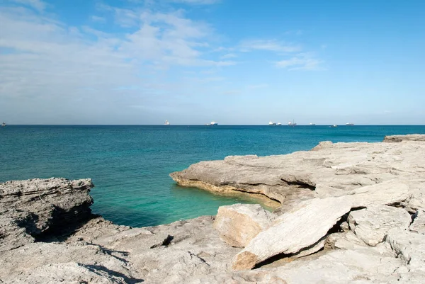 Arkaplanda Aşınmış Grand Bahama Adası Kıyısı Sanayi Gemileri Manzarası — Stok fotoğraf