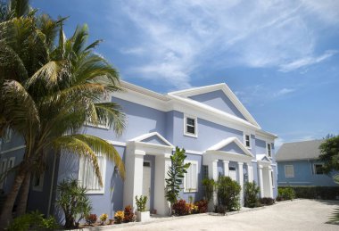 Büyük Cayman Adaları 'ndaki George Town' un ana caddesinde küçük bir yerleşim yeri.).