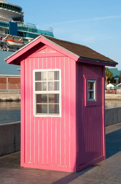 Vue Une Cabine Bois Rouge Avec Bateau Croisière Arrière Plan — Photo