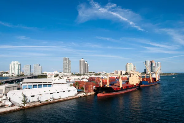 Vista Delle Navi Industriali Ormeggiate Main Channel Miami Beach Skyline — Foto Stock