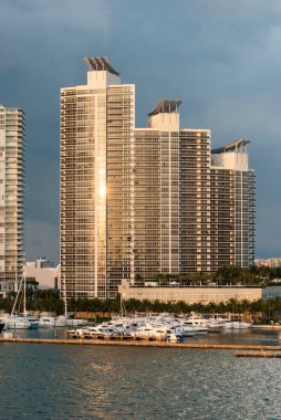 Miami Sahili 'nde (Florida) gün batımında marinayla birlikte konut manzarası).