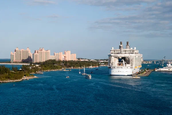Velká Výletní Loď Kotvící Přístavu Nassau Poblíž Paradise Island Bahamy — Stock fotografie