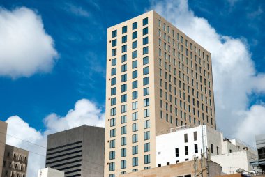 Miami şehir merkezindeki arka planda bulutlu binaların güneşli manzarası (Florida).