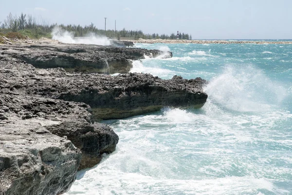 Büyük Dalgalar Grand Bahama Adasındaki Kayalık Kıyı Şeridini Vuruyor — Stok fotoğraf