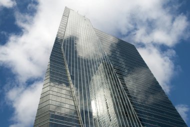 Şehir merkezinde yansıması olan cam kaplı gökdelenin soyut görüntüsü (Florida)).