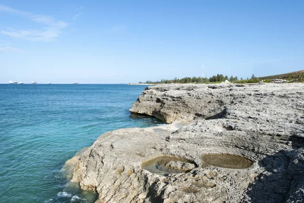 Büyük Bahama Adasında Kayalık Bir Sahil Manzarası Arka Planda Kargo — Stok fotoğraf