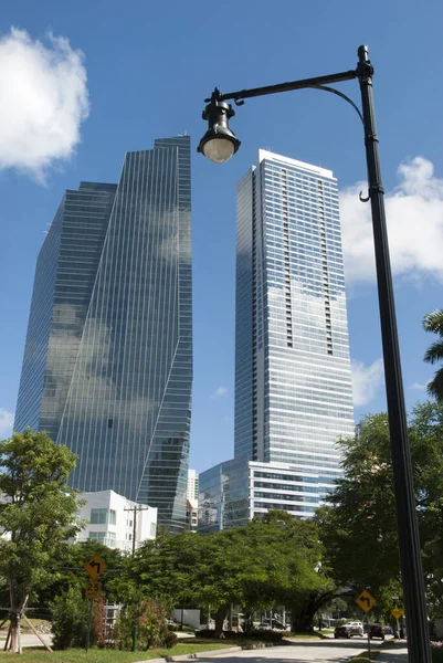 Lantaarnpaal Moderne Wolkenkrabbers Een Hoofdstraat Miami Zakenwijk Florida — Stockfoto