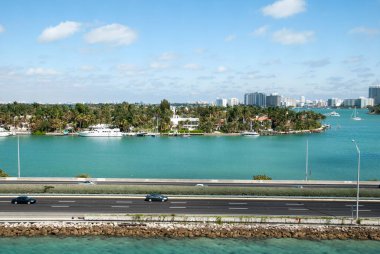Miami 'deki MacArthur Geçidi ve lüks yerleşim bölgesi Palm Island' ın havadan görünüşü (Florida)).