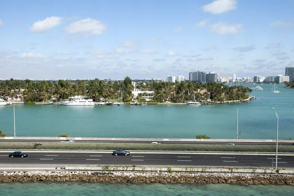 マッカーサー コーズウェイとマイアミの高級住宅地パーム島の空中写真 フロリダ州 — ストック写真
