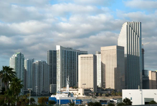 Het Morgen Uitzicht Van Miami Benedenstad Moderne Wolkenkrabbers Onder Bewolkte — Stockfoto