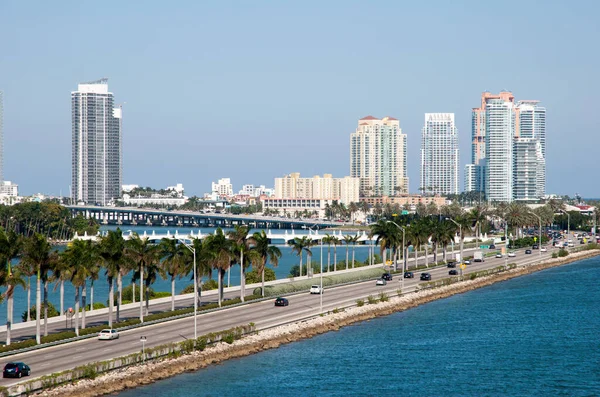 Macarthur Causeway Prowadzi Kierunku Nowoczesnych Drapaczy Chmur Miami Beach Floryda — Zdjęcie stockowe