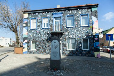 1941-1943 yılları arasında Kaunas şehrinde getto kapılarının bulunduğu yeri gösteren anıt.).