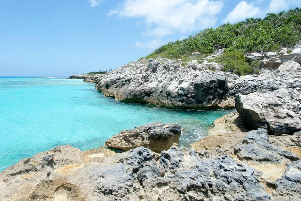 Het Schilderachtige Uitzicht Een Rotsachtige Steile Kustlijn Half Moon Cay — Stockfoto