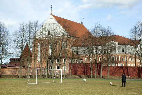 Die Frühlingshafte Ansicht Eines Stadions Vor Der Römisch Katholischen Kirche — Stockfoto