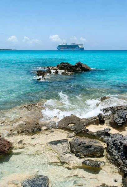 Het Uitzicht Een Golf Wassen Rotsen Een Drijvend Cruiseschip Achtergrond — Stockfoto