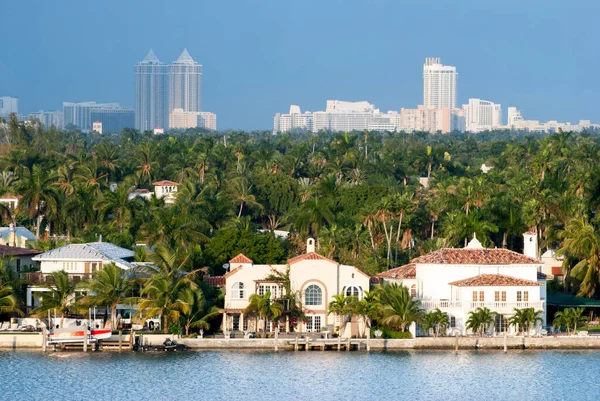 背景にある豪華な住宅パーム島とマイアミビーチのスカイラインの午後遅くの景色 フロリダ州 — ストック写真