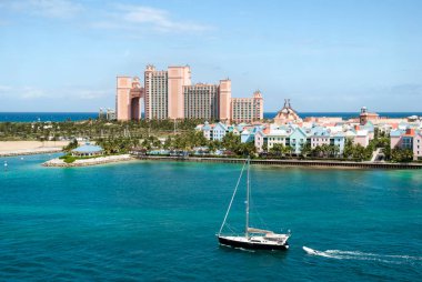 Nassau Limanı 'ndan geçen bir yatın ve Cennet Adası' nın arka planındaki gökyüzü görüntüsü (Bahamalar)).
