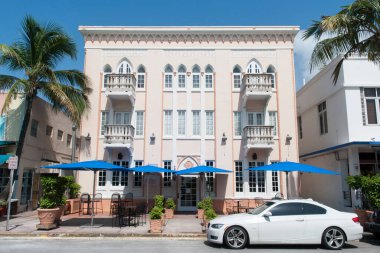 Miami Beach 'teki ünlü Ocean Drive (Florida) sanat deco mimarisi örneği).