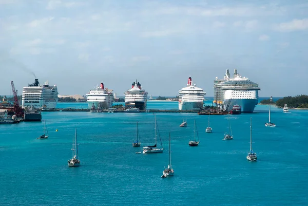 Vista Navios Cruzeiro Ancorados Iates Deriva Dentro Porto Nassau Bahamas — Fotografia de Stock