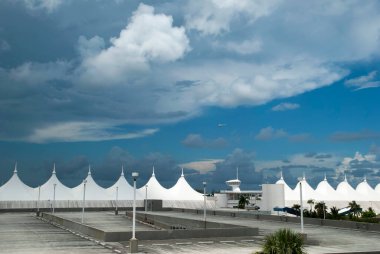 Miami yolcu gemisi terminalinin çatısı ve bulutlu gökyüzü (Florida).