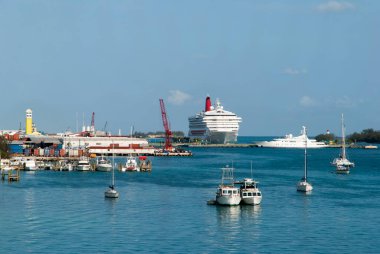 Nassau Limanı 'nda (Bahamalar) sürüklenen tekneler ve demirlemiş bir yolcu gemisinin manzarası).