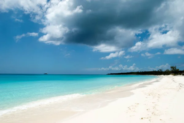Dark Cloud Empty Beach Half Moon Cay Uninhabited Island Bahamas — Fotografia de Stock