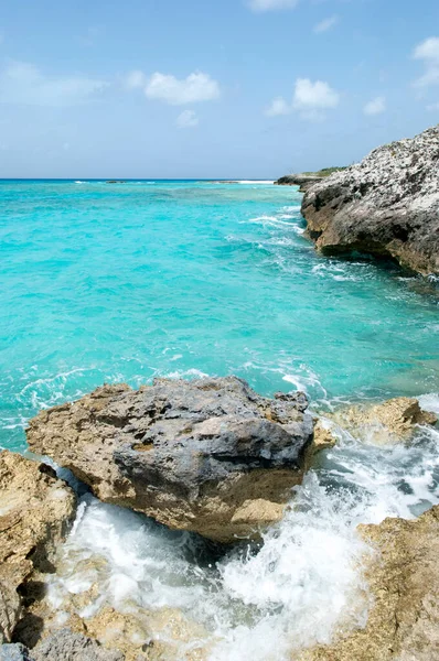 Turquoise Color Waves Washing Rocks Half Moon Cay Island Shore — Foto de Stock