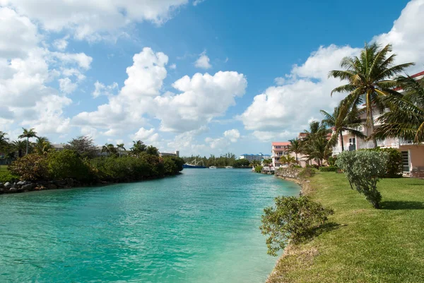 Freeport ve Karayip Denizi 'ni birbirine bağlayan Büyük Bahama adası kanalı manzarası.