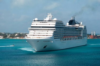 Bağlanmadan önce Nassau Limanı 'na gelen büyük yolcu gemisi (Bahamalar)).