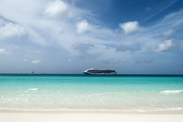 Turquoise Color Waters Half Moon Cay Island Drifting Cruise Ship —  Fotos de Stock