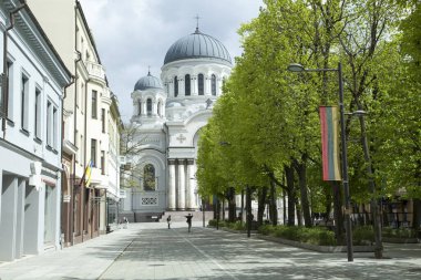Arka planda Kaunas kenti yaya sokağı Laisves Aleja (Özgürlük Sokağı) ve 19. yüzyıl Aziz Mikail Kilisesi manzarası (Litvanya)).