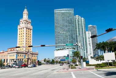 Miami şehir merkezinde bir kavşak ve tarihi Özgürlük Kulesi gökdeleni (Florida).