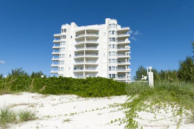 Grand Bahama Adası 'ndaki boş Coral Sahili' nde güneşli bir sabah.