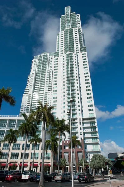 Der Blick Morgen Auf Ein Weißes Wohnhochhaus Miami Downtown Florida — Stockfoto