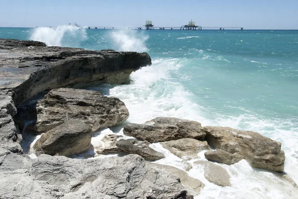 Utsikten Över Vågor Som Träffar Eroderade Grand Bahamas Kust Och — Stockfoto